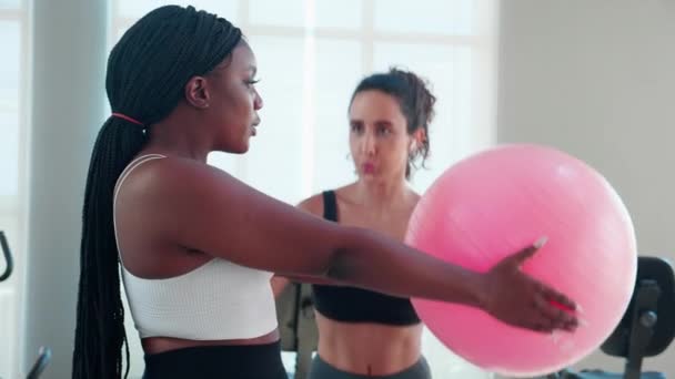 Dvě Mladé Ženy Sportovním Oblečení Cvičení Rutiny Pomocí Cvičení Míč — Stock video