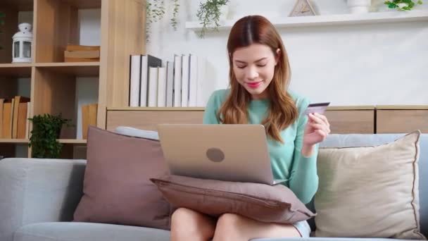 Ung Asiatisk Kvinne Sitter Sofa Ved Hjelp Laptop Datamaskin Shopping – stockvideo