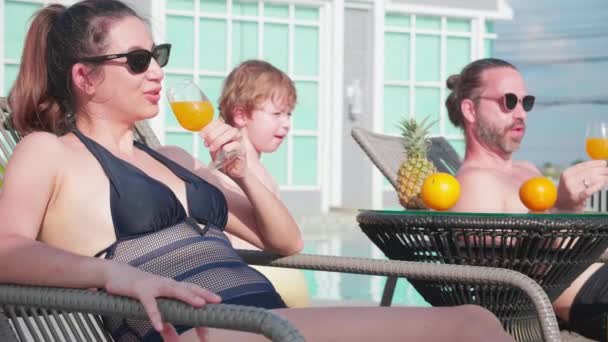 Mladý Bělošský Pár Sedící Židli Bazénu Hotelovém Resortu Léto Víkend — Stock video