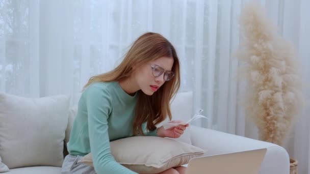 Jovem Ásia Mulher Vestindo Óculos Sentado Sofá Preocupado Com Contas — Vídeo de Stock