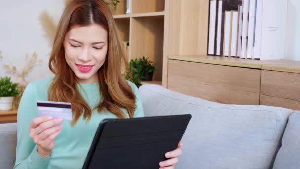 Νεαρή Ασιάτισσα Που Κάθεται Στον Καναπέ Χρησιμοποιώντας Ψηφιακό Tablet Ψώνια — Αρχείο Βίντεο