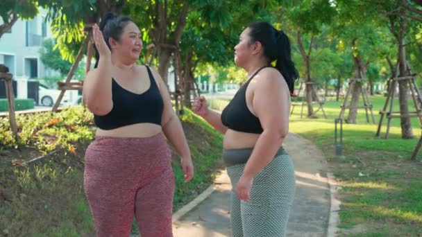 Deux Femmes Asiatiques Graisse Dans Les Vêtements Sport Jogging Ensemble — Video