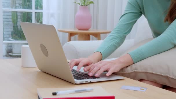 オンラインでラップトップコンピュータショッピングを使用してソファに座っている若いアジアの女性 クレジットカードでインターネットに購入 ソファでのビジネスでの女性の支払い 購入と支払い ビジネスとライフスタイル — ストック動画