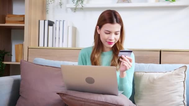 Jonge Aziatische Vrouw Zit Bank Met Behulp Van Laptop Computer — Stockvideo