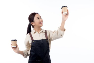 Neşeli Asyalı genç bayan barista, günlük iş kıyafetleri içinde, elinde bir kahve fincanı, izole edilmiş beyaz arka plan, neşeli barista, hazır kahveyi sunuyor, küçük işletme ya da yeni kuruluş..