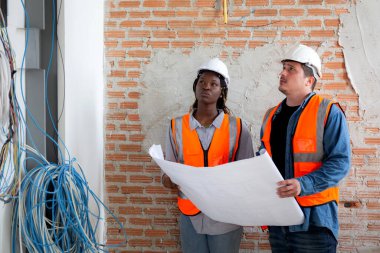 İnşaat alanı, müteahhit ya da müteahhit, proje geliştirme evini inceleyip kontrol eden inşaat planlama ve teftiş planı takan mimar ya da mühendis ekibi.