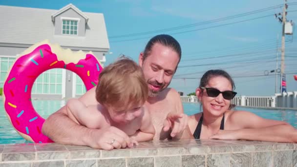 Kaukasische Familie Mit Spaß Und Freude Schwimmbad Sommer Und Urlaub — Stockvideo