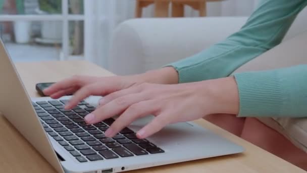 Close Handen Aziatische Vrouw Zitbank Werken Laptop Computer Woonkamer Thuis — Stockvideo