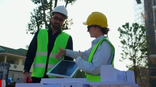 Команда Молодих Інженерів Або Архітекторів Зустріч Планування Установки Сонячної Панелі — стокове відео