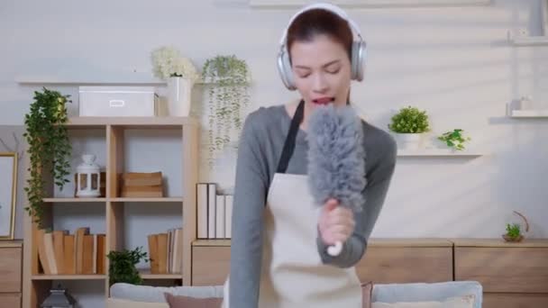 Jonge Aziatische Vrouw Stofzuigen Tijdens Het Luisteren Naar Muziek Met — Stockvideo