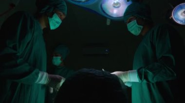 Bir grup doktor ve cerrah, hastane, tıbbi ve acil servis, uzman, cerrahi ve sağlık uzmanı ve asistan hastalarla birlikte ameliyat yapıyor..