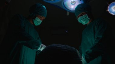 Bir grup doktor ve cerrah, hastane, tıbbi ve acil servis, uzman, cerrahi ve sağlık uzmanı ve asistan hastalarla birlikte ameliyat yapıyor..