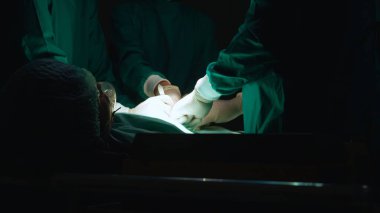 Bir grup doktor ve cerrah, hastane, tıbbi ve acil servis, uzman, cerrahi ve sağlık uzmanı ve asistan hastalarla birlikte ameliyat yapıyor..