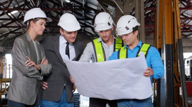 Kafkasyalı genç mühendis ve kadın tren kontrol odasındaki planlar, ekip mühendisi sistem taşımacılığı, altyapı, ulaşım ve endüstri teknisyenleri..