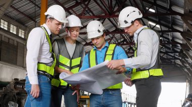 Kafkasyalı genç mühendis ve kadın tren kontrol odasındaki planlar, ekip mühendisi sistem taşımacılığı, altyapı, ulaşım ve endüstri teknisyenleri..