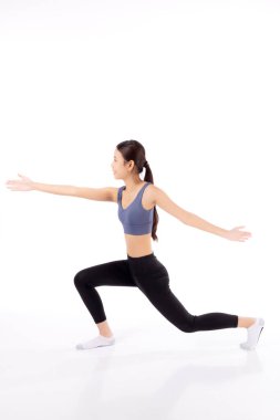 Spor giyimli genç Asyalı bir kadının portresi. Esnek eller için yoga yapıyor. İzole edilmiş beyaz bir geçmişi var..