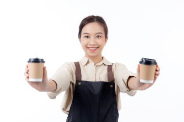 Neşeli Asyalı genç bayan barista, günlük iş kıyafetleri içinde, elinde bir kahve fincanı, izole edilmiş beyaz arka plan, neşeli barista, hazır kahveyi sunuyor, küçük işletme ya da yeni kuruluş..