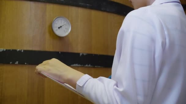 Vinificatrice Che Controlla Esamina Produzione Vino Cantina Fabbrica Ispettore Che — Video Stock