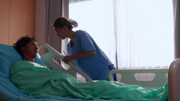 Cuidado Enfermera Asiática Joven Asistencia Con Hombre Paciente Hospital Clínica — Vídeos de Stock