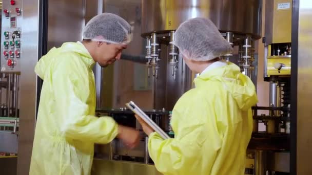 Team Technician Checking Maintenance Quality Producing Automated Machine Bottling Wine — Stock Video