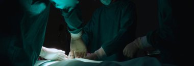 Bir grup doktor ve cerrah, hastane, tıbbi ve acil servis, uzman, cerrahi ve sağlık uzmanı ve asistan hastalarla birlikte ameliyat yapıyor..