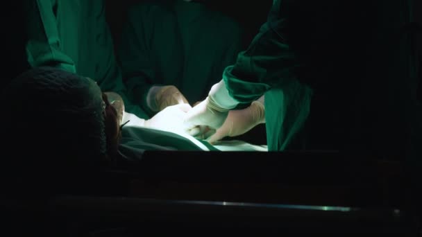 Grupp Team Läkare Och Kirurg Som Utför Kirurgi Med Patienten — Stockvideo