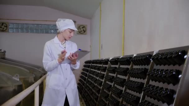 Şarap Üreticisi Genç Bir Kadın Fabrikada Şarap Üretimini Kontrol Ediyor — Stok video