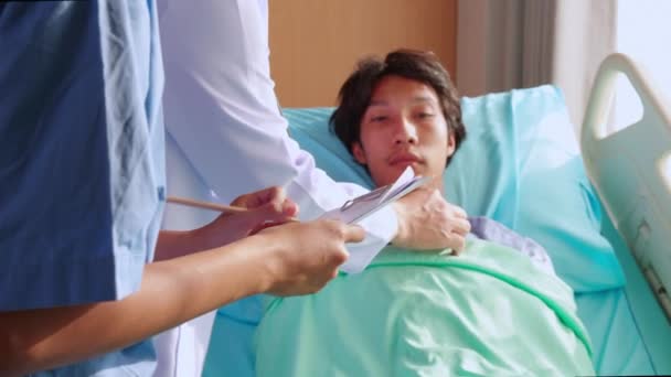 아시아 진료소 보험에서 보드에 문서를 침대에 박동을 스테로스코프 환자를 — 비디오