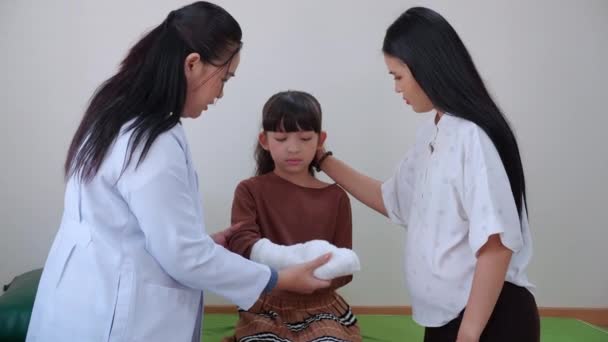 Pediatra Sprawdzając Uraz Złamanej Ręki Dziewczyny Bandażu Badania Ramienia Szpitalu — Wideo stockowe