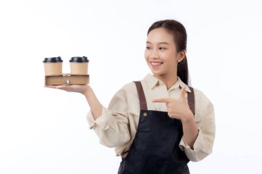 Önlük takan Asyalı genç baristanın portresi ve izole edilmiş beyaz arka plan sunumu, garson ya da girişimci neşeli ve gösterişli, küçük işletme ya da girişim, kafe garsonu.