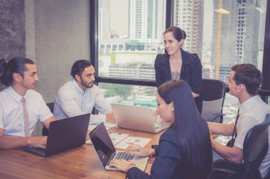 Grup profesyonel iş adamları modern ofiste iş kadınlarının sunumunu planlarken ve strateji geliştirirken ve proje, iş toplantısı ekibi ve beyin fırtınasını tartışırken birlikte çalışırlar..