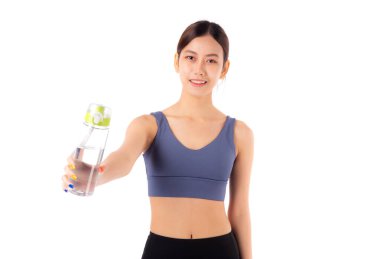 Genç Asyalı kadın gülümsüyor idmana ara veriyor temiz bir su şişesi tutuyor izole edilmiş beyaz bir arka plan, aktif bir kadın su şişesiyle dinleniyor, sağlık sporu yapıyor..