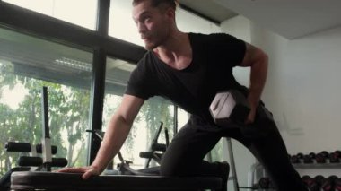 Genç beyaz adam antrenmanı ya da vücut geliştirmede güçlü olan vücut geliştiriciler için halter kaldırma egzersizi, kas ve motivasyon için halter çalışması, spor konsepti..