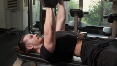 Genç beyaz adam antrenmanı ya da vücut geliştirmede güçlü olan vücut geliştiriciler için halter kaldırma egzersizi, kas ve motivasyon için halter çalışması, spor konsepti..