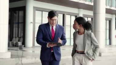 İki genç iş adamı ve kadın resmi toplantıda belgeleri tartışıyor ve modern ofiste bir tablet kullanılıyor, iş ortağı veya danışmanlık ile iş adamı planlaması, iş ve takım konsepti.