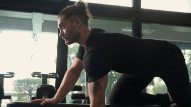 Genç beyaz adam antrenmanı ya da vücut geliştirmede güçlü olan vücut geliştiriciler için halter kaldırma egzersizi, kas ve motivasyon için halter çalışması, spor konsepti..