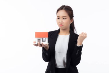 Asyalı genç iş kadını montaj evinin kiralanmasından memnun değil beyaz arka plan, ifade ve duygu, iş kadını borç evi, stres ve depresyondan rahatsız ve endişeli.