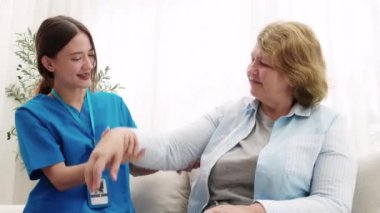Yaşlı bir hastayla genç hemşire fizyoterapisi, evde ellerini uzatırken, rehabilitasyon ve terapi için fizyoterapist, tıbbi ve bakıcı ile kıdemli egzersiz ve egzersiz.