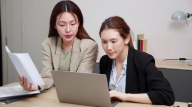 İki iş kadını proje üzerinde çalışırken modern ofiste evrak işleri, mali ve toplantı, iş ve pazarlama hakkında planlama ve strateji yapan iki iş kadını,.