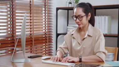 Mutluluk genç iş kadını masaüstü bilgisayarını evdeki oturma odasında kullanıyor, iş kadını internet, girişimci ya da serbest meslek ve iletişim için bilgisayar kullanıyor.