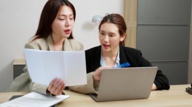 İki iş kadını proje üzerinde çalışırken modern ofiste evrak işleri, mali ve toplantı, iş ve pazarlama hakkında planlama ve strateji yapan iki iş kadını,.