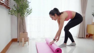 Genç Asyalı kadın evde meditasyon hazırlığı ve dinlenme egzersizi için yerde yoga yapıyor, spor, sağlık, spor konsepti ve aktivite için yoga yapıyor ve pratik yapıyor..