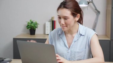 Kafkasyalı genç iş kadını portresi ev ofisindeki kollarını ve ellerini uzatarak çok çalıştıktan sonra dinleniyor. İş kadını ergonomik, iş ve sağlık sorunları ile rahatlıyor..