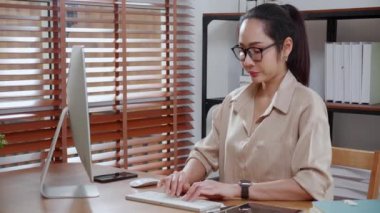 Mutluluk genç iş kadını masaüstü bilgisayarını evdeki oturma odasında kullanıyor, iş kadını internet, girişimci ya da serbest meslek ve iletişim için bilgisayar kullanıyor.