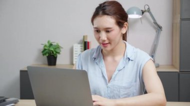 Kafkasyalı genç iş kadını portresi ev ofisindeki kollarını ve ellerini uzatarak çok çalıştıktan sonra dinleniyor. İş kadını ergonomik, iş ve sağlık sorunları ile rahatlıyor..