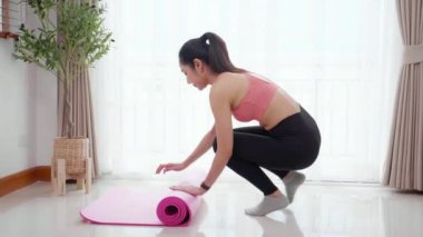 Genç Asyalı kadın evde meditasyon hazırlığı ve dinlenme egzersizi için yerde yoga yapıyor, spor, sağlık, spor konsepti ve aktivite için yoga yapıyor ve pratik yapıyor..