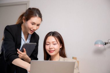 Modern ofiste başarı projesi hakkında birlikte çalışan iki genç iş kadını, pazarlama, iş ve strateji hakkında planlama ve analiz danışmanlığı ile iş kadını tartışması.