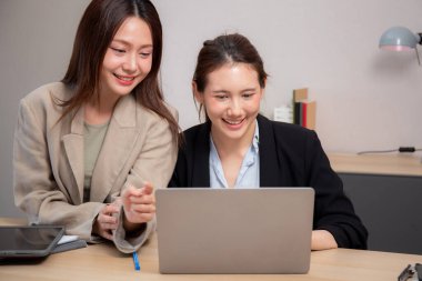 Modern ofiste başarı projesi hakkında birlikte çalışan iki genç iş kadını, pazarlama, iş ve strateji hakkında planlama ve analiz danışmanlığı ile iş kadını tartışması.