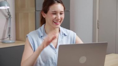 Profesyonel Asyalı genç iş kadını video görüşmesi modern ev ofisinde, uzaktan kumandalı iş kadını konferansı, küçük işletme ve internet üzerinden toplantı, e-ticaret.