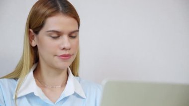 Genç iş kadınının ev ofisinin oturma odasında dizüstü bilgisayar kullanması, iş kadınının internet, girişimci ya da serbest çalışma, iş ve iletişim için dizüstü bilgisayar kullanması.
